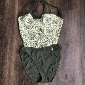 European one piece swimsuit. Beautiful opens back design. Size: EU 36, F 38.